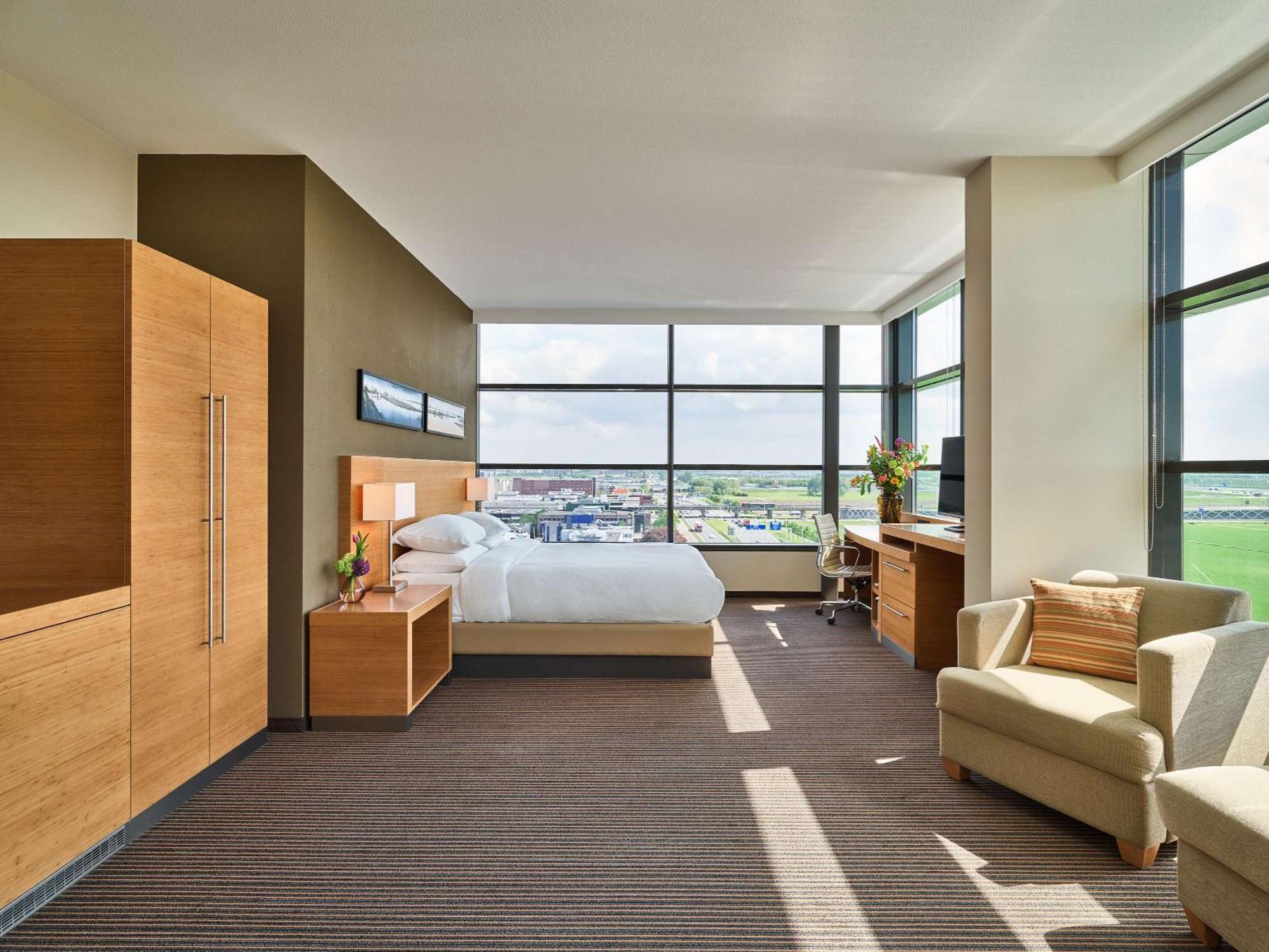 Hyatt Place Amsterdam Airport 4*
